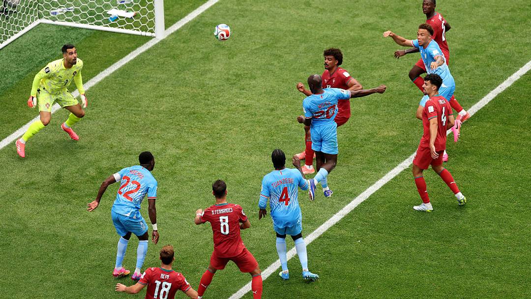 Yoane Wissa, quien superó un traumático atentado contra su visión hace unos años, celebra tras anotar el gol del empate para la República Democrática del Congo ante Portugal en el Houston Stadium.