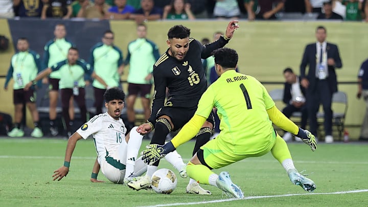 Momento en el que Alexis Vega dispara para marcar el primer gol de México ante Arabia.