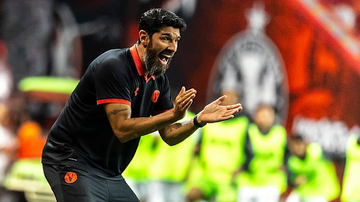 El 'Loco' Abreu, técnico de Xolos de Tijuana, enfrentará a las Águilas del América, uno de sus tantos exequipos. El 'Loco' Abreu, técnico de Xolos de Tijuana, enfrentará a las Águilas del América, uno de sus tantos exequipos.