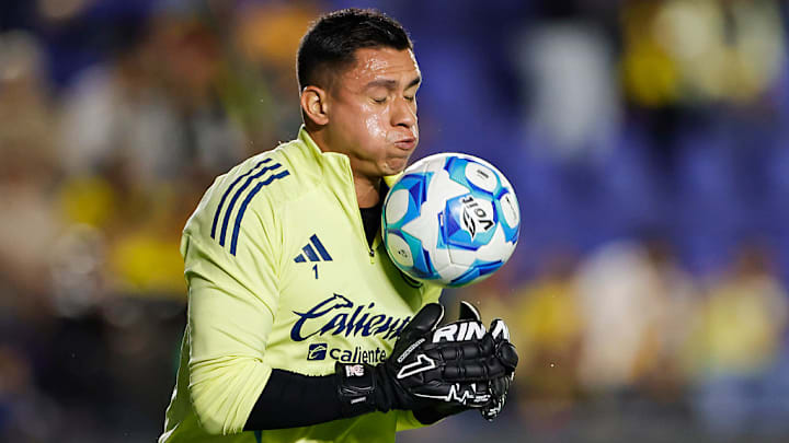 Luis Ángel Malagón calienta antes de un partido con el América