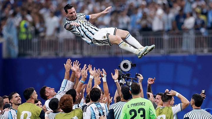 Lionel Messi es levantado por los aires tras comandar la resurrección de Argentina ante Egipto. Lionel Messi es levantado por los aires tras comandar la resurrección de Argentina ante Egipto.