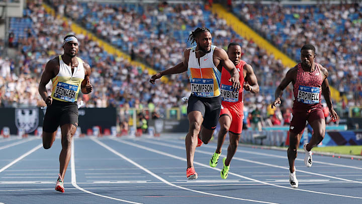 Kishane Thompson (c) se llevó los 100 metros de la Liga Diamante en Polonia.