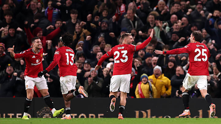 Jugadores del Manchester United celebran el gol de Patrick Dorgu (13), que les dio el triunfo sobre el Newcastle.