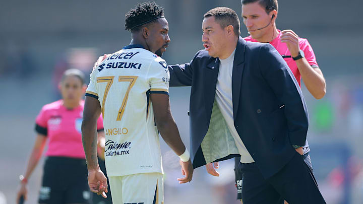 Efraín Juárez, entrenador de Pumas, le da indicaciones a Álvaro Angulo en la Jornada 1 del Clausura 2026