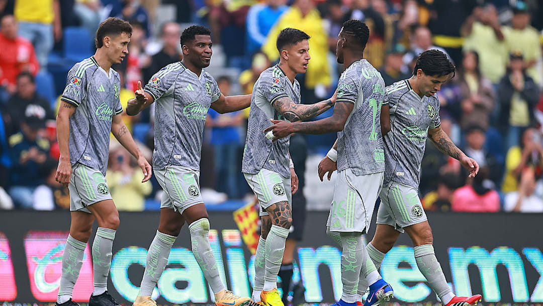 Brian Rodríguez (c) marcó un gol y dio una asistencia para el triunfo de las Águilas.