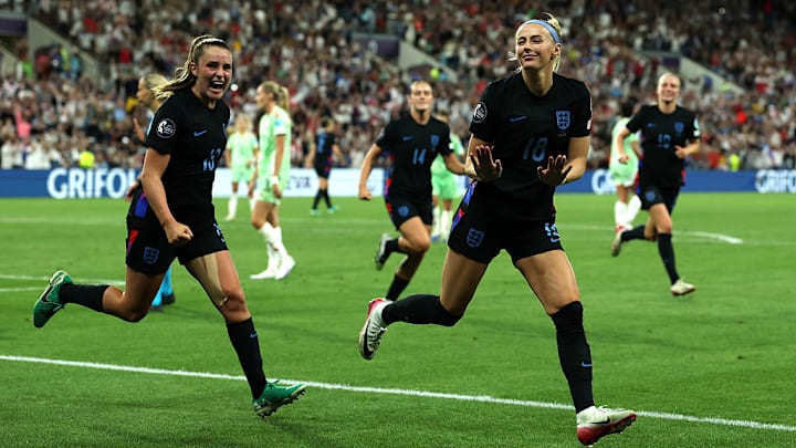Chloe Kelly (der) celebra el gol con el que Inglaterra avanzó a la Final.