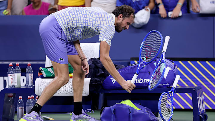 Daniil Medvedev azota su raqueta ante la frustración.