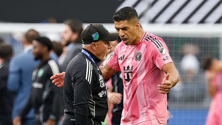 Luis Suárez, en la discusión con Steven Lenhart, miembro técnico del Seattle Sounders. Luis Suárez, en la discusión con Steven Lenhart, miembro técnico del Seattle Sounders.