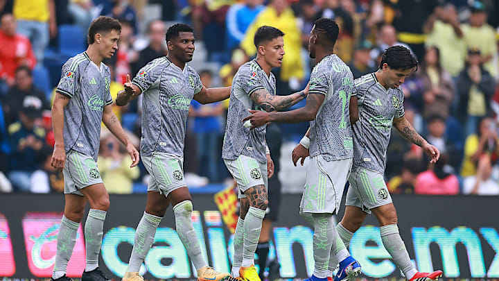 Brian Rodríguez (c) marcó un gol y dio una asistencia para el triunfo de las Águilas.