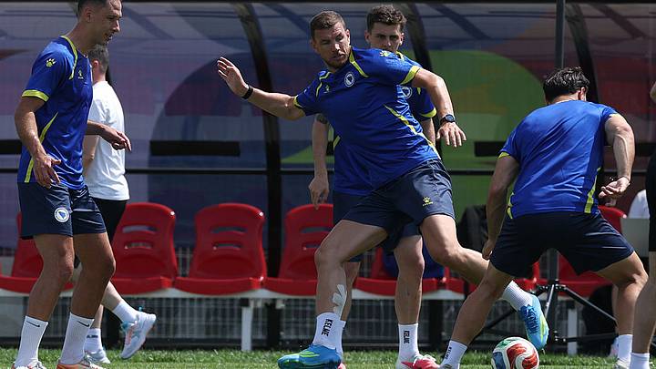 A sus 40 años, Edin Dzeko sigue haciendo historia. A sus 40 años, Edin Dzeko sigue haciendo historia.