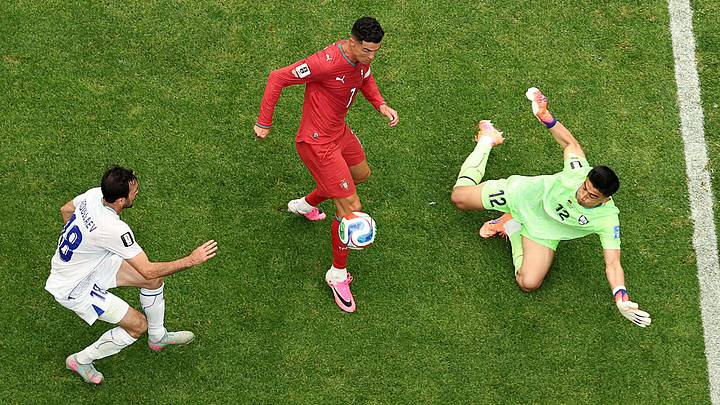 Cristiano Ronaldo marcó un doblete que lo consagra en la historia de los Mundiales. Cristiano Ronaldo marcó un doblete que lo consagra en la historia de los Mundiales.