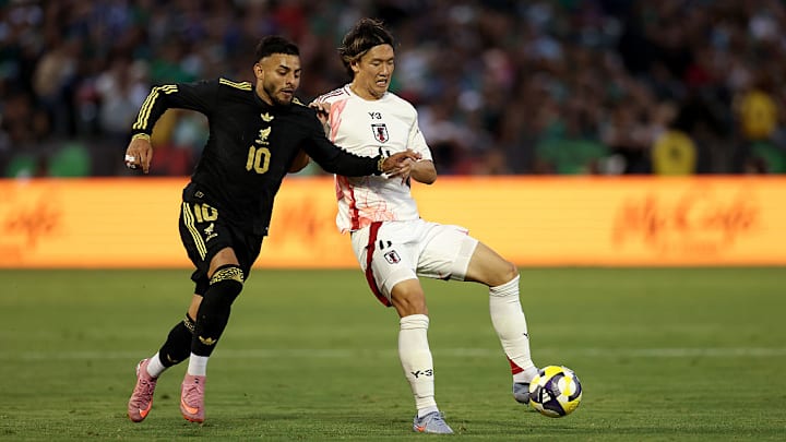 Alexis Vega (d) tuvo pocas oportunidades ante Japón.