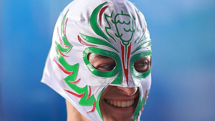 El piloto británico de Mercedes George Russell, se puso una mexicana máscara de luchador para ver las prácticas desde las gradas.