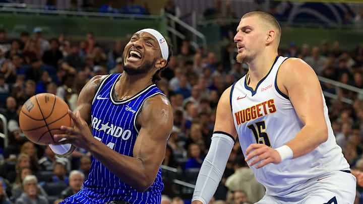 Wendell Carter Jr. se quita la marca de Nikola Jokic.