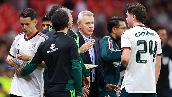 Javier Aguirre da indicaciones a sus dirigidos en el partido amistoso entre México y Portugal