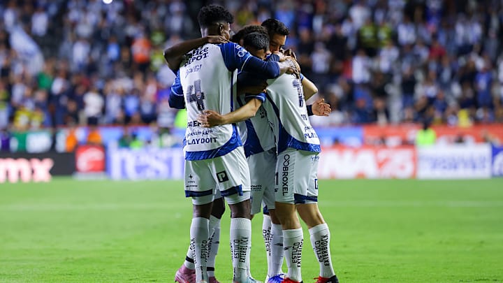 Jugadores del Pachuca celebran la victoria sobre Pumas
