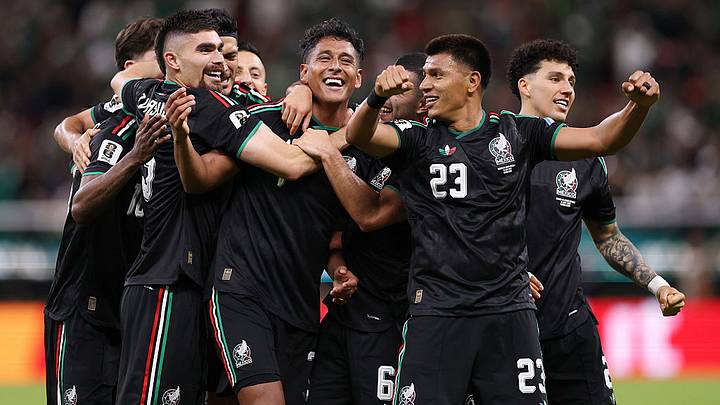 Luis Romo y sus compañeros celebran el gol de la victoria sobre Corea del Sur Luis Romo y sus compañeros celebran el gol de la victoria sobre Corea del Sur