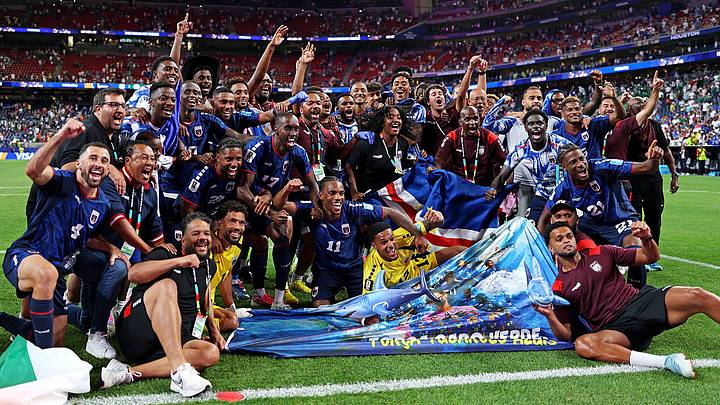 Jugadores de Cabo Verde celebran la histórica clasificación a los dieciseisavos de final del Mundial 2026.