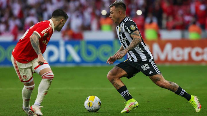 Fabricio Bustos e Eduardo Vargas, jogadores estrangeiros no Brasileirão 2022