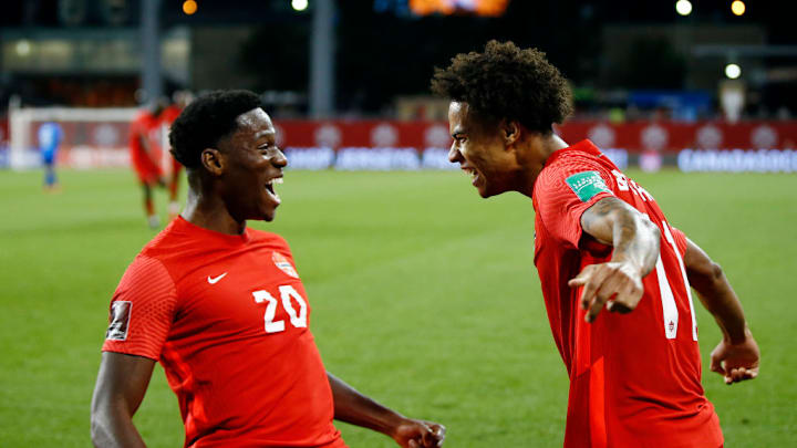 Tajon Buchanan e Jonathan David do Canadá 