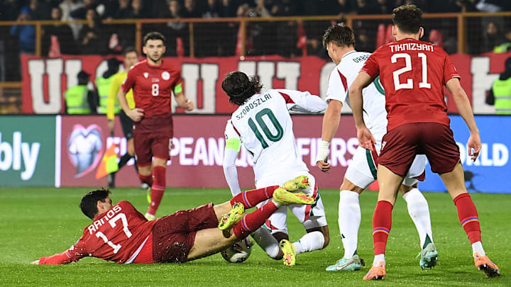 Grant-Leon Ramos (am Boden) mit einem harten Einsteigen gegen Ungarns Dominik Szoboszlai