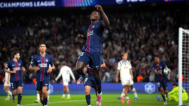 Nuno Mendes celebra uno de los goles del PSG al Atalanta.