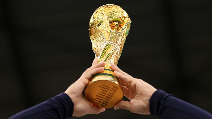 Un aficionado sostiene una réplica del trofeo de la Copa del Mundo, previo al partido entre Túnez y Francia del Mundial 2022