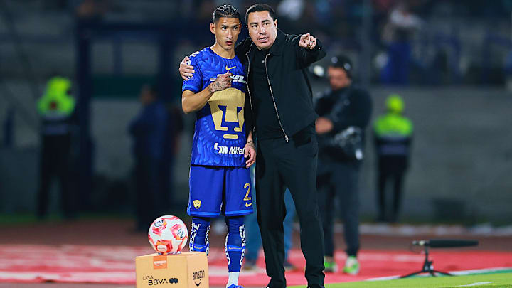 Efraín Juárez, entrenador de Pumas, le da instrucciones a Uriel Antuna