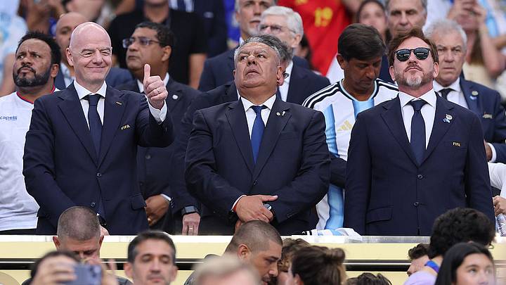 Infantino junto al titular de la AFA, Claudio Tapia, y el de Conmebol, el paraguayo Eduardo Domínguez. Infantino junto al titular de la AFA, Claudio Tapia, y el de Conmebol, el paraguayo Eduardo Domínguez.