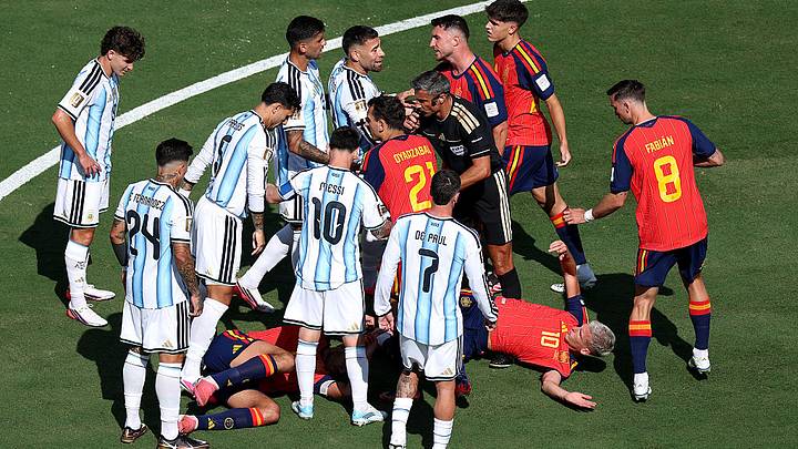 El final del partido por el título del Mundial 2026 fue un caos por las agresiones argentinas. El final del partido por el título del Mundial 2026 fue un caos por las agresiones argentinas.