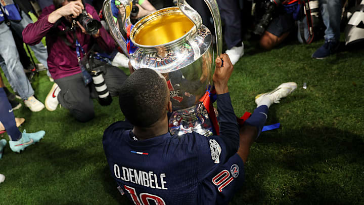 Bembélé celebra con la 'Orejona' tras ganar la Champions League.