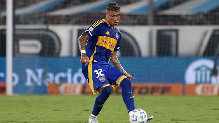 El zaguero argentino Ayrton Costa, de 25 años, no había viajado junto con el resto del plantel de Boca por falta de visa.