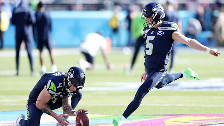 Jason Myers calienta antes del Super Bowl LX