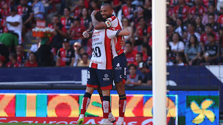 Joao Pedro y Sébastien Salles-Lamonge se abrazan al celebrar un gol del San Luis