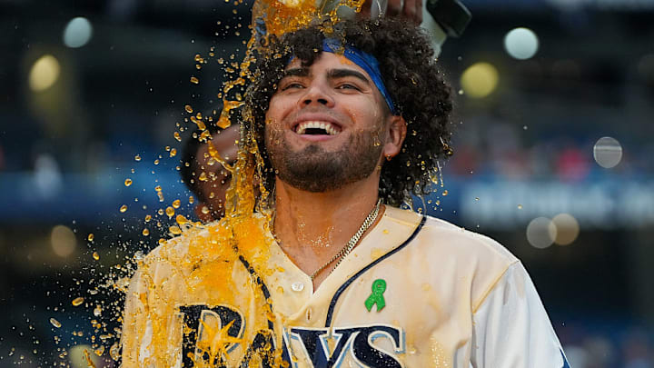 Jonathan Aranda celebra a lo grande tras conectar el hit del triunfo en la décima entrada contra los San Francisco Giants.