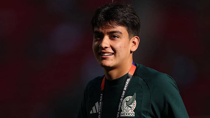 El jugador de México y Xolos se graduó de la preparatoria en Tijuana. El jugador de México y Xolos se graduó de la preparatoria en Tijuana.