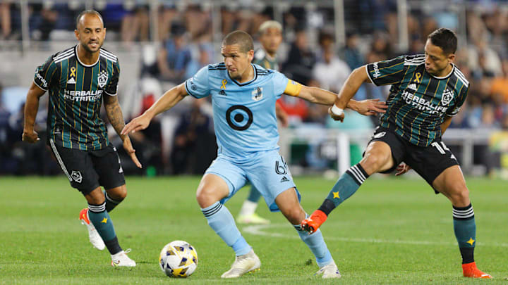 Osvaldo Alonso, Chicharito