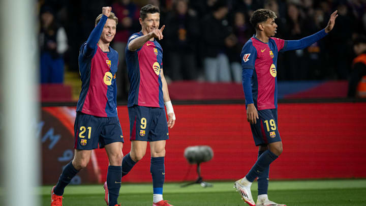 (L-R) Frankie De Jong, Robert Lewandowski and Lamine Yamal (...