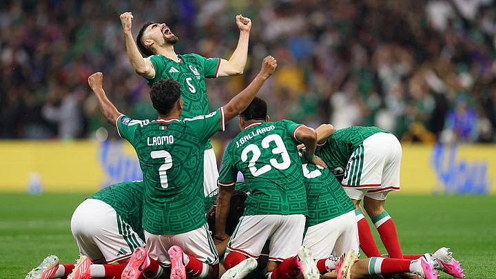La Selección Mexicana derrotó 2-0 a Ecuador en la cancha del Estadio Azteca. La Selección Mexicana derrotó 2-0 a Ecuador en la cancha del Estadio Azteca.