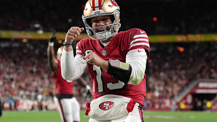 El mariscal de campo de San Francisco, Brock Purdy, celebra tras anotar un touchdown en la victoria de los 49ers sobre los Bears el domingo por la noche.