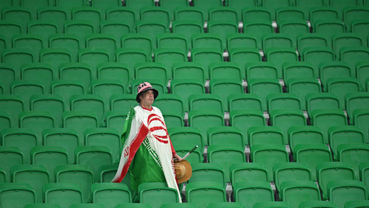 Un aficionado de la selección de Irán observa solo en la grada a su selección.