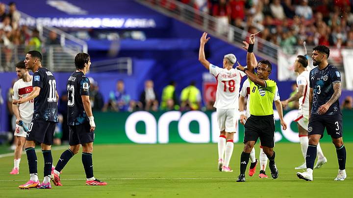 El paraguayo Miguel Almirón fue el primer expulsado por cubrirse la boca al hablar en el Mundial 2026. El paraguayo Miguel Almirón fue el primer expulsado por cubrirse la boca al hablar en el Mundial 2026.