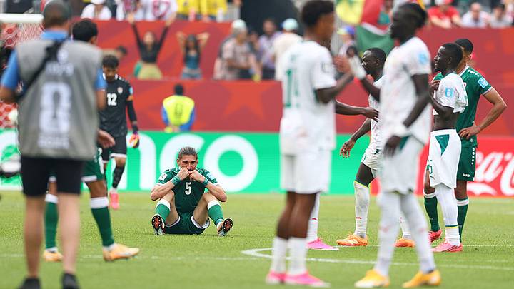 Los jugadores de Irak lamentan su eliminación de la Copa del Mundo, al ser goleados por Senegal.