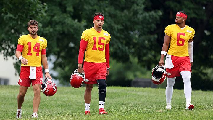 Mahomes y los Chiefs en el training cam de los Chiefs.