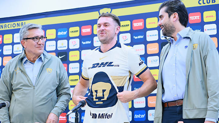 Aaron Ramsey (c) junto a Luis Raúl González Pérez, presidente del Club Universidad, Eduardo Saracho Sánchez, director de estrategia deportiva.