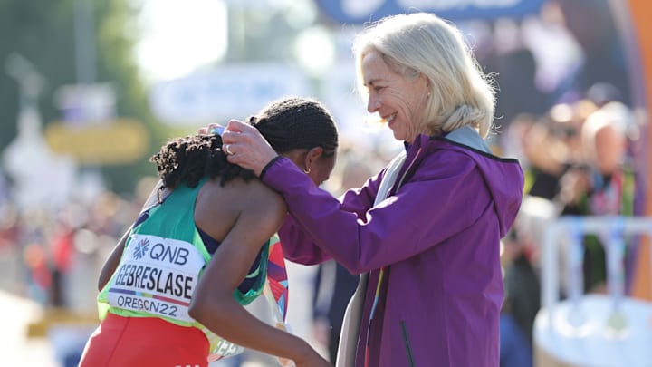 La histórica Katherine Switzer (d) le pone la medalla a la medallista de oro, la etiope Gotytom Gebreslase.