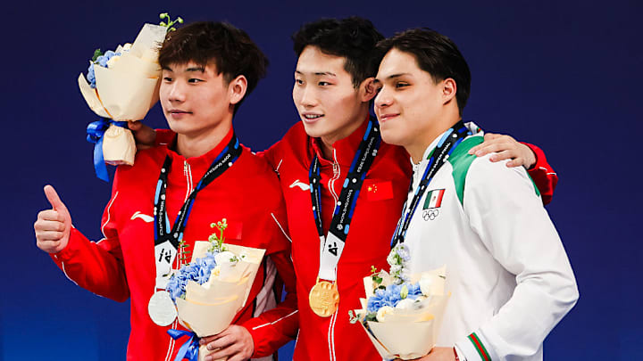 Osmar Olvera (der), junto a los chinos Zongyuan Wang y Jiuyan Zheng.