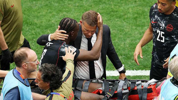Ismael Koné abandona la cancha este jueves durante el partido ante Qatar. Ismael Koné abandona la cancha este jueves durante el partido ante Qatar.