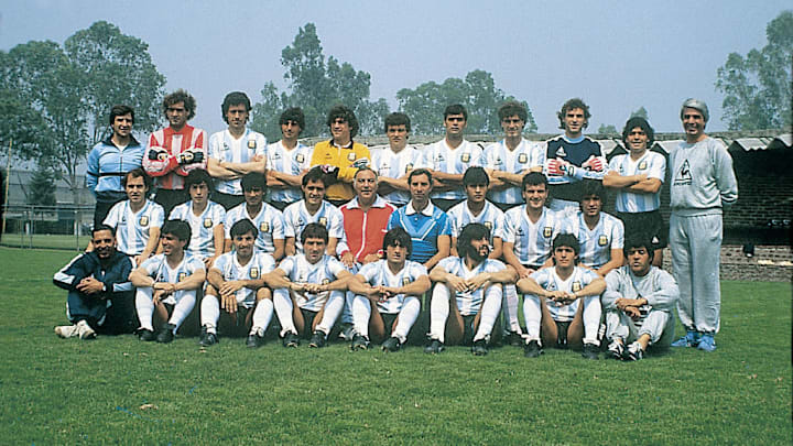 Diego Maradona, Héctor Zelada, Jorge Valdano, Carlos Salvador Bilardo, Héctor Enrique, Daniel Passarella, Claudio Borghi, Julio Olarticoechea, Pedro Pasculli, José Luis Brown, Jorge Burruchaga, Oscar Ruggeri, Nery Pumpido, Oscar Garré, Carlos Tapia, Néstor Clausen, Sergio Almirón, Ricardo Giusti, Marcelo Trobbiani, Luis Islas, Sergio Batista, Ricardo Enrique Bochini, José Luis Cuciuffo