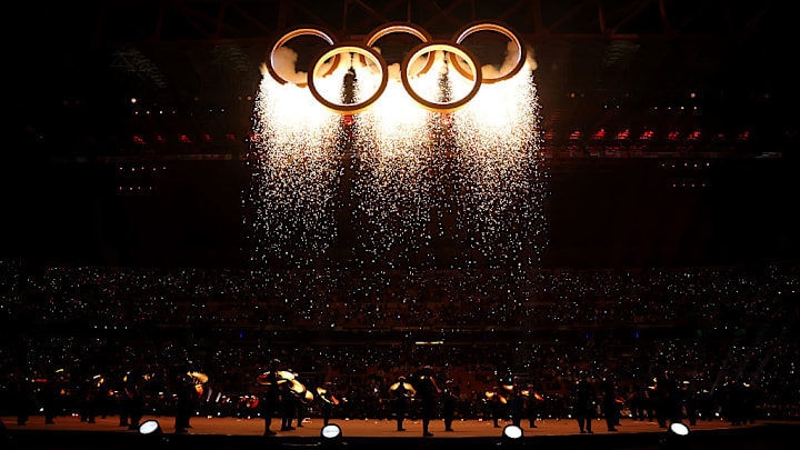 Los aros olímpicos destellan en San Siro.